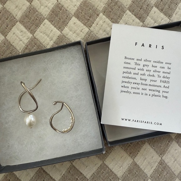 Faris Silver Vinea Hang Perla Earrings - Picture 1 of 1